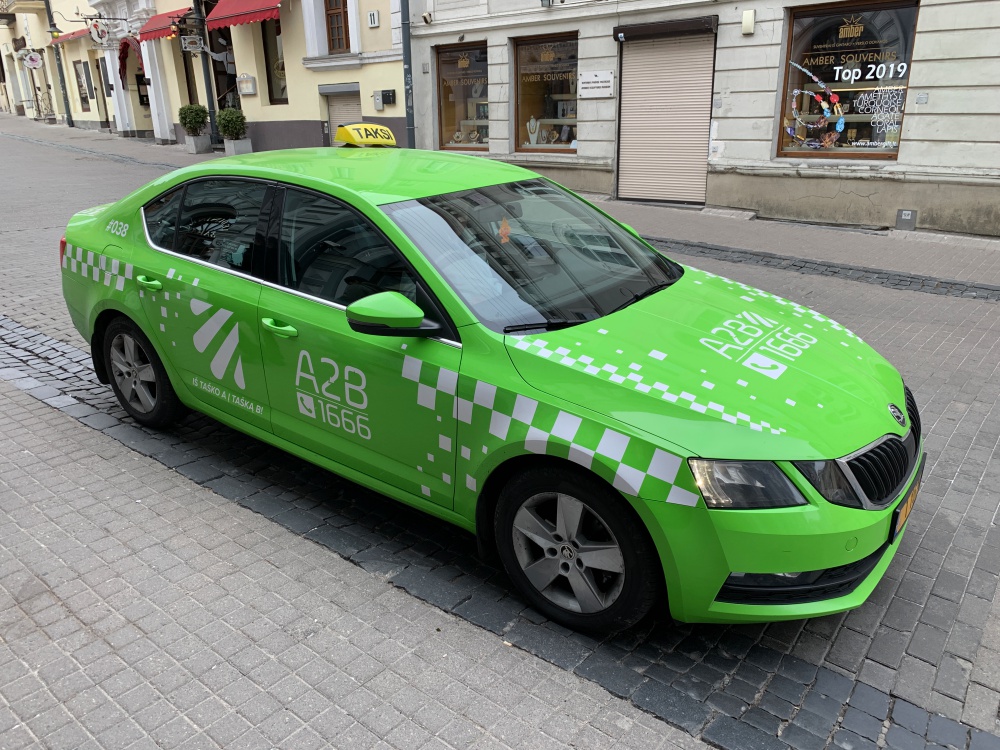 な、なんとペイの大好きな緑カラーのタクシー！世界を旅してきて様々なタクシーを見たが緑は初。