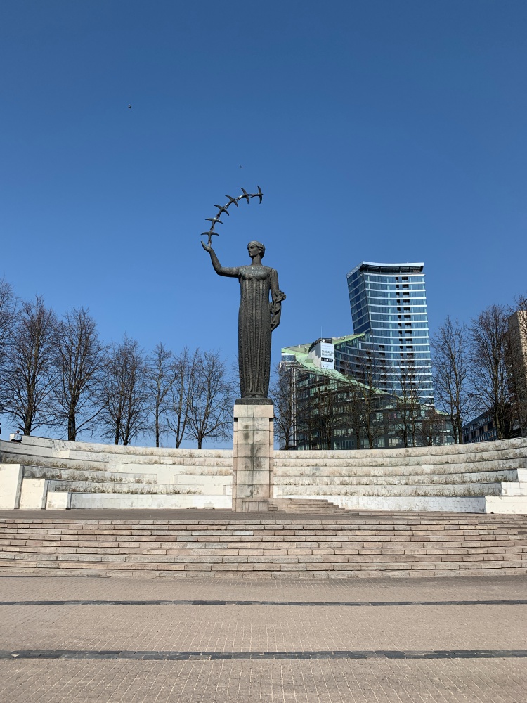 ソ連から解放されたのを象徴して建てられた自由の女神。