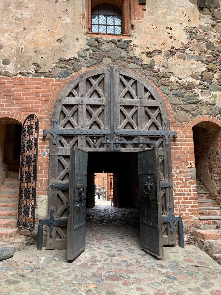 天守に入るための城門。木の両サイドに鉄を挟んだ頑丈な扉がある。