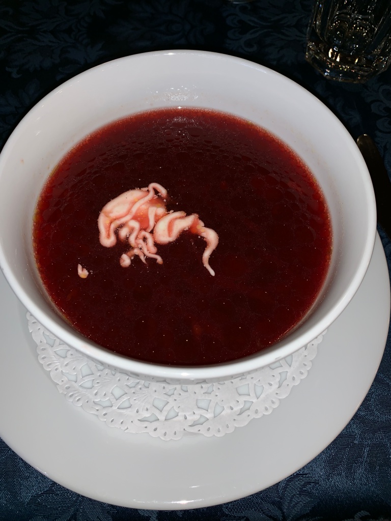 ボルシチという赤いスープ。白いクリームのようなものがマイルドさを引き立てていて美味しい。