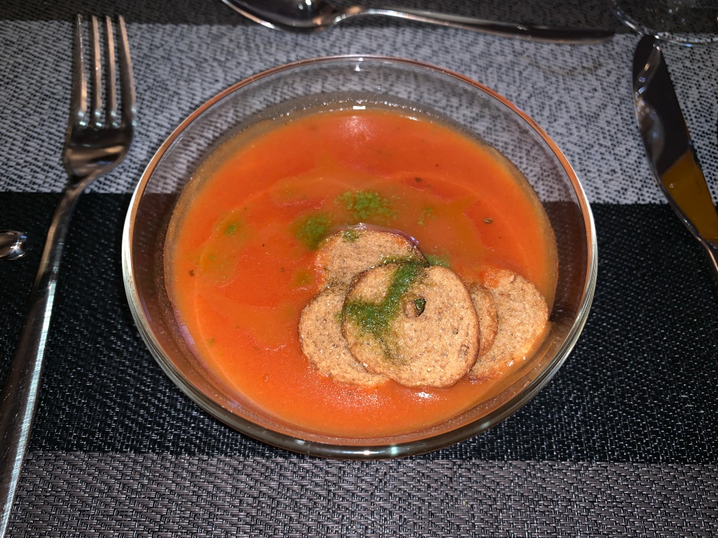 前菜はトマト風味のスープ。ボルシチスープといい、バルト三国のスープは本当に美味しい。