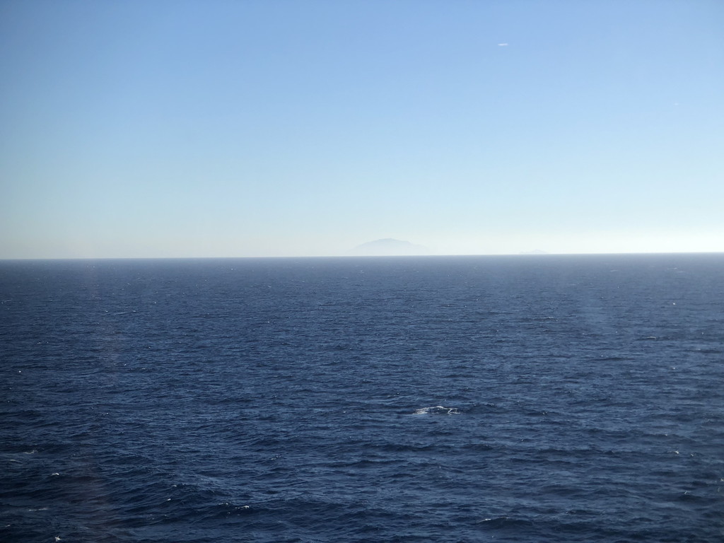 美しい水平線。遠くにうっすら島が見えます。