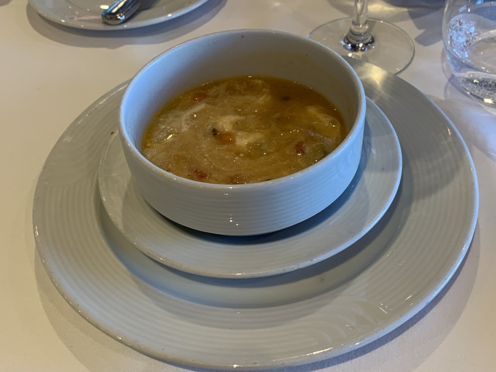 スープは玉ねぎをベースにした野菜スープ。バルト三国といいスープは海外でも安定の美味しさがる。