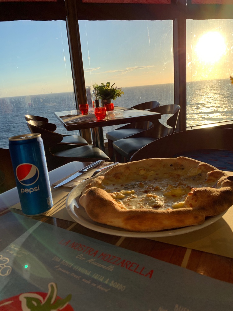 貸し切りで海を眺めながらのピザは格別。