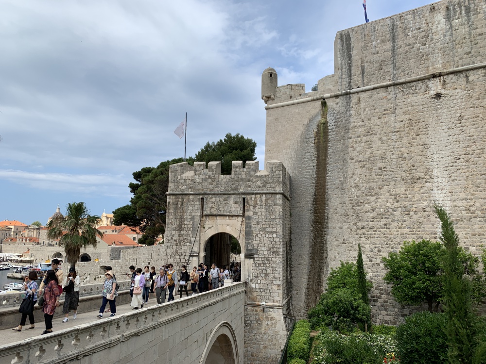 細い道を歩いていくと反対側の城門に出る。跳ね橋と船着き場は海岸沿いにある城塞都市の特徴ともいえる。