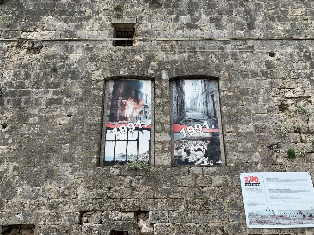 ボロイ建物にはクロアチア内戦のポスターが貼ってあったので調べてみたら展望台近くにある戦争博物館と分かった。