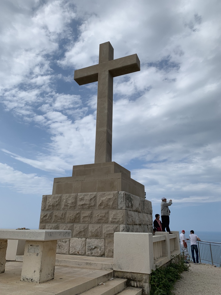 展望台近くにある十字架オブジェクト。内戦犠牲者の慰霊碑かな？
