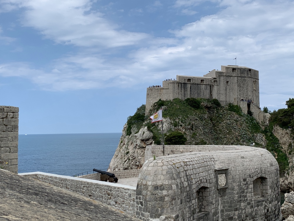 海側には海とロブリイェナッツ要塞が見える。城壁の混み具合と比べると観光客も少なめ。