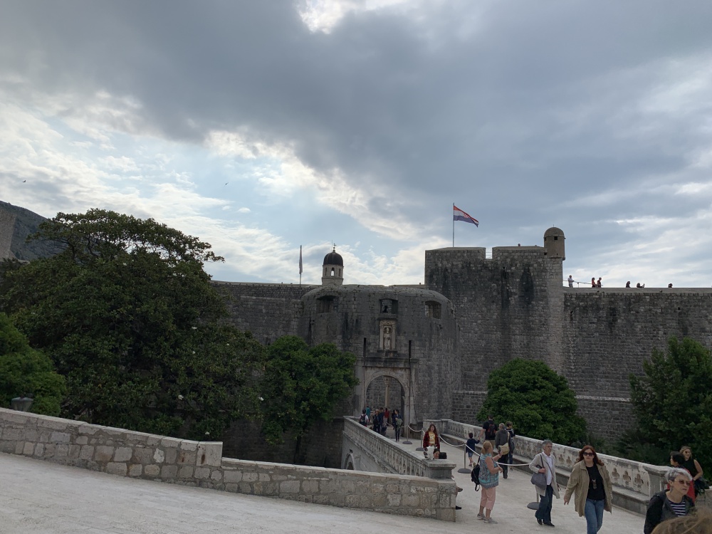 旧市街の入り口である城門。上にクロアチアの国旗が翻る。