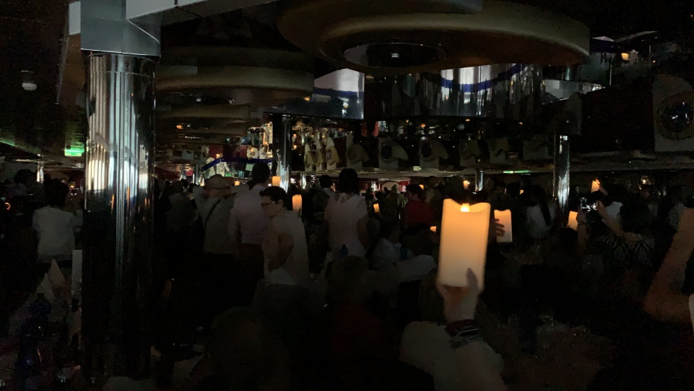 暗くなるとスタッフが蝋燭を持って歌い、それに合わせてお客さんたちもテーブルに置いてある蝋燭をもって手を振る。
