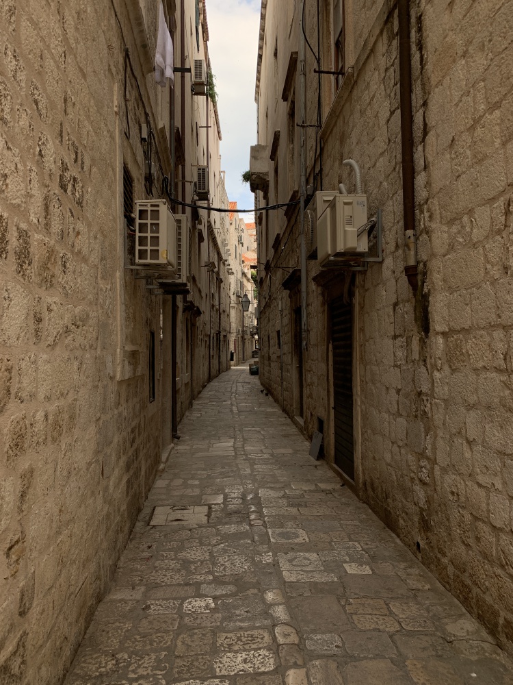 プラツァ通りから各裏通りに続く細い道。ヨーロッパなどの城壁がある旧市街は大体、敵が攻めにくいようにグニャグニャな迷路道や細い道にする傾向にある。