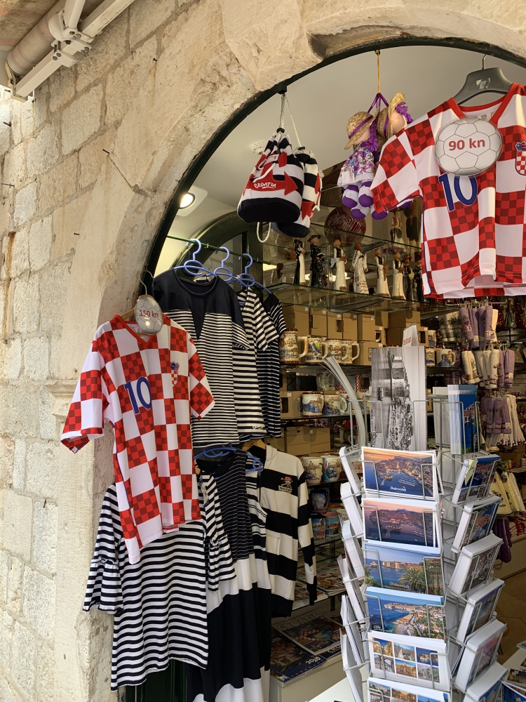 プラツァ通りの店の一つであるサッカー関連のお土産屋さん。クロアチアサッカーのユニフォームが売っている。