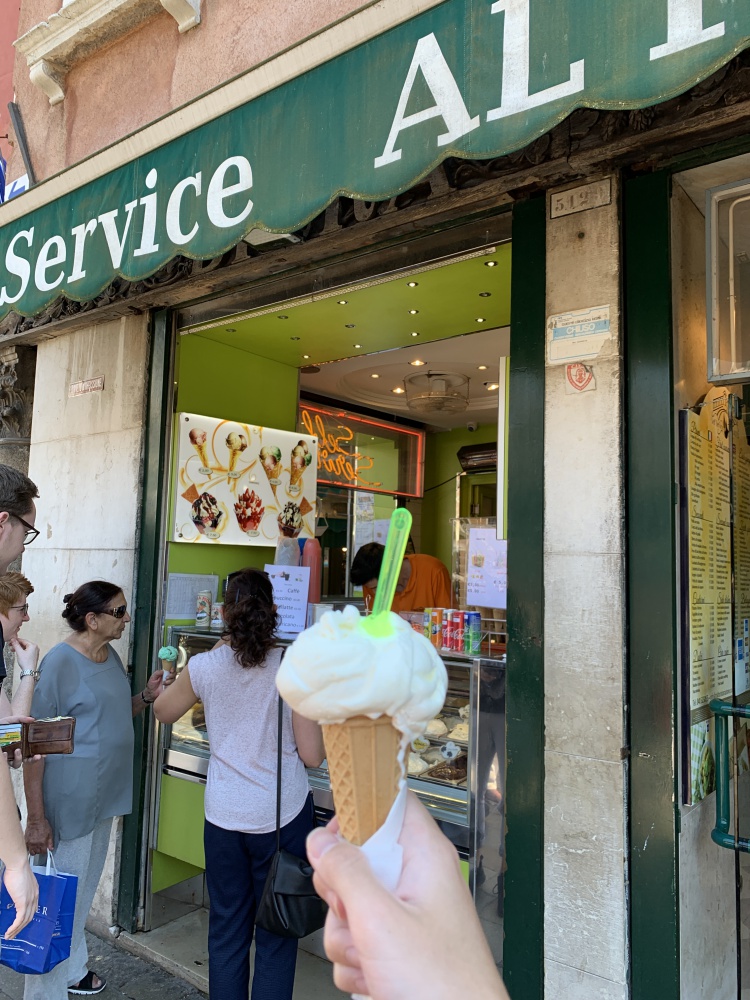 カナルグランデ沿いにあったアイスクリーム屋さん。3ユーロでレモン味を購入。さっぱりとした味わいで猛暑にピッタリ！