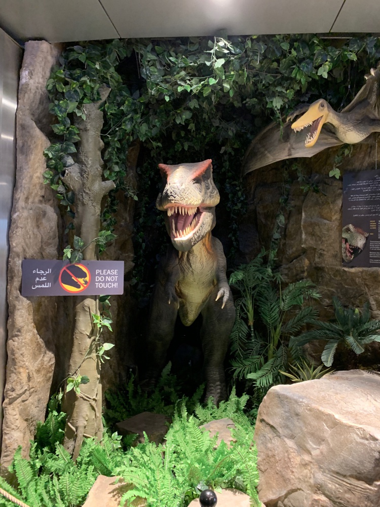 ドーハの空港で見つけた恐竜。これ以外にも謎のオブジェクトなどもあり、なかなか面白かったです。