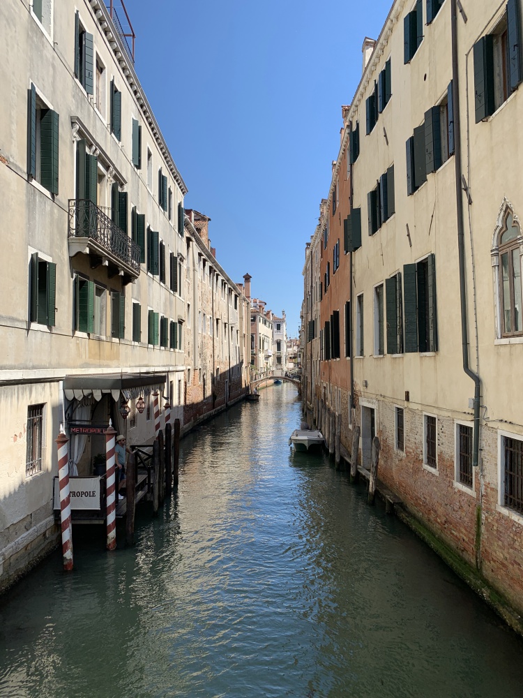 ベネチアが水の都を言わしめる水路。これらの水路が沢山あり、多くのゴンドラや水上タクシーが行き交う。