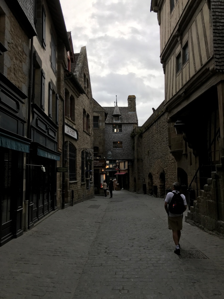 城門に入ると昨日の混雑した大通りが嘘のように観光客がいないので中世の時代にタイムスリップしてしまったかのよう。