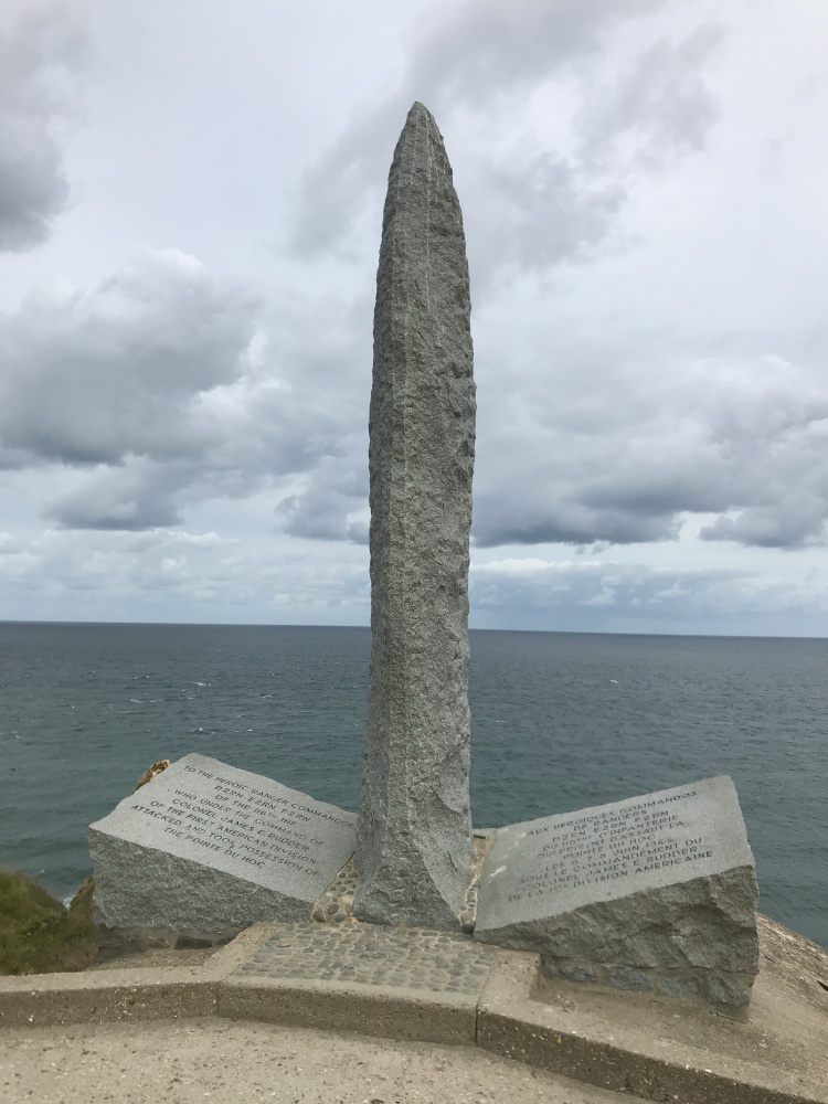 岬の先端に行くとトーチカの上に記念碑が置いてある。