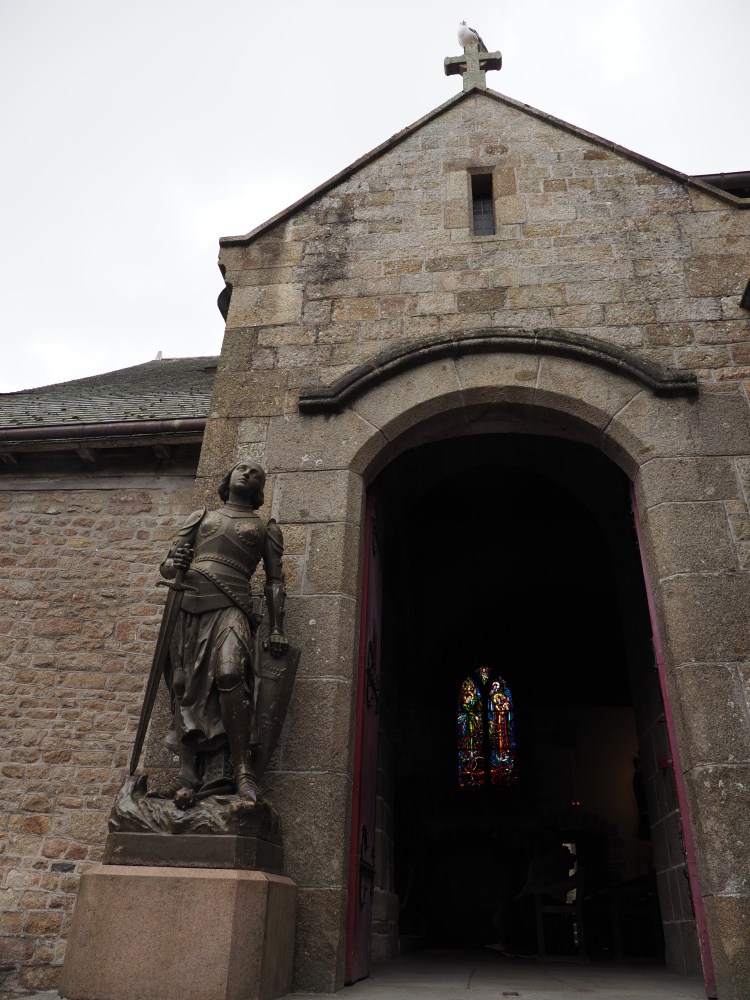 教会の入り口にはジャンヌダルクの像が建っている。