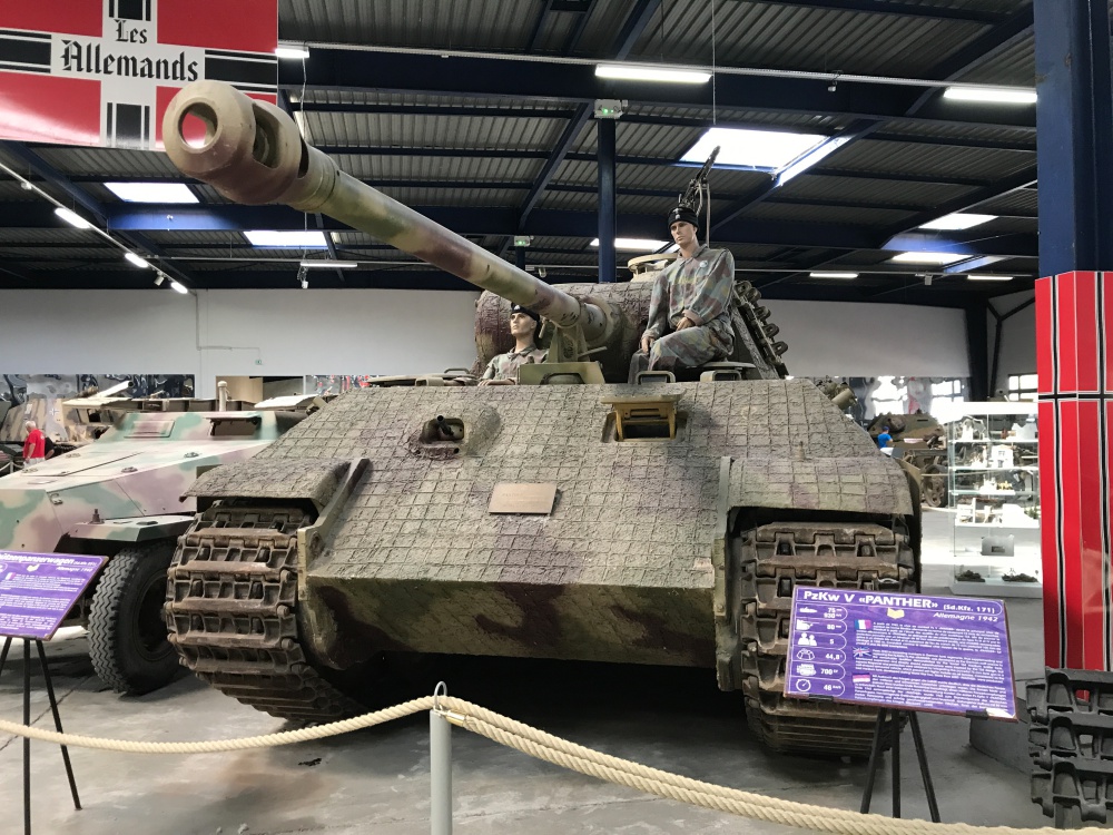 V号戦車 III号、IV号戦車を統合した新型中戦車で愛称はパンター。75mmの対戦車砲にドイツで初めて採用された傾斜装甲が特徴。