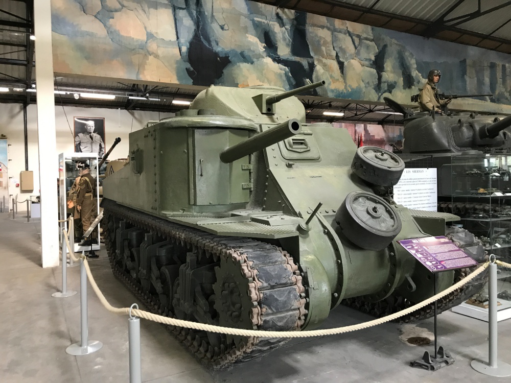 37mmの全周旋回戦車砲に75mmの固定戦車砲を搭載したアメリカの試作的な中戦車で愛称はリー。