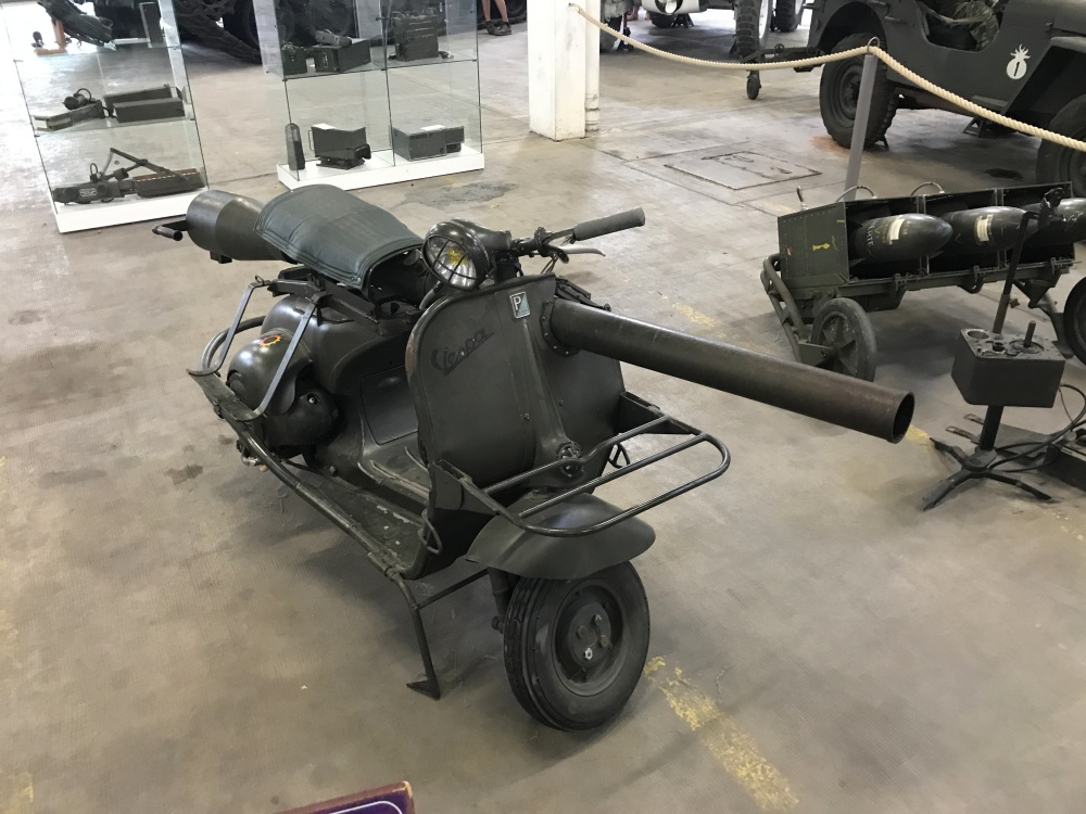 ベスパ150スクーターに無反動砲を搭載した珍兵器。