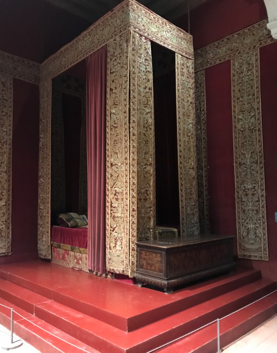 フランソワ１世の寝室。どのお部屋のベッドもちょっと短く感じました。当時のフランス人は意外と背が低い？？