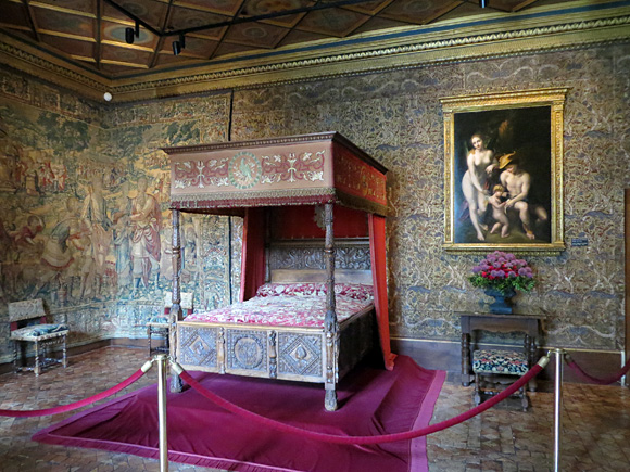５つの奥方の寝室がありますが、その一つ。アンリ２世の奥方カトリーヌ・ド・メディシスの寝室