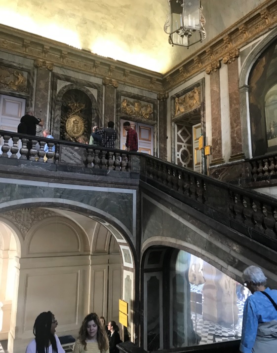 貴婦人用（宮殿左側）の豪華な階段。フランス革命のときは民衆がこの階段を上がってきたそうです。