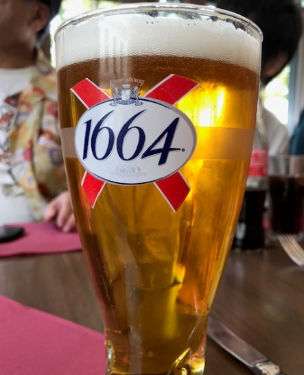 フランスではおなじみ。クローネンブルグ社の１６６４ビール。