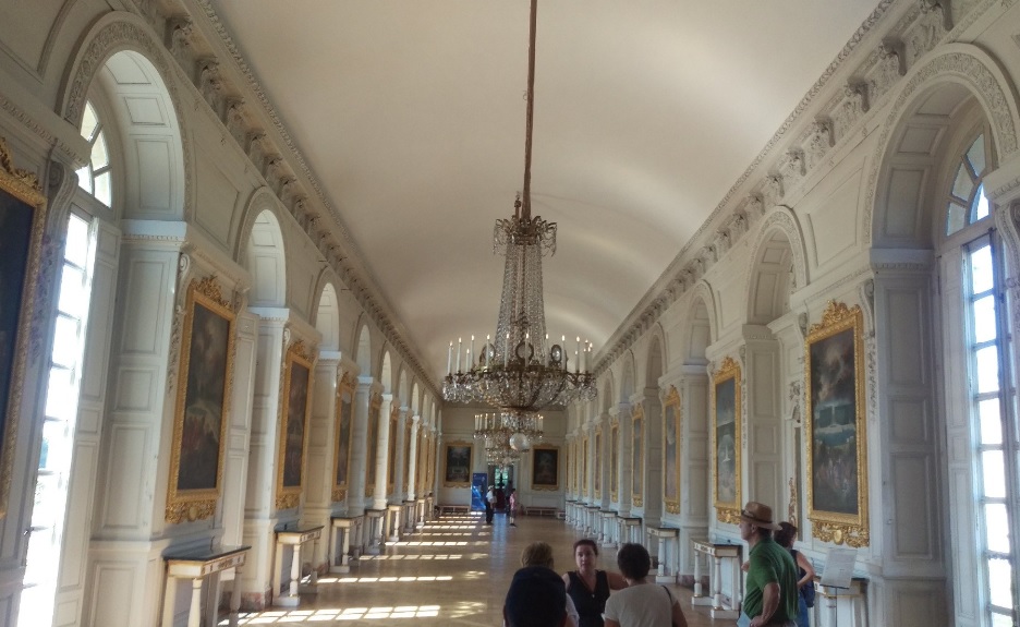 コテルの回廊。ベルサイユ宮殿の鏡の間を思い出しました。絵が両側に飾られてますね。