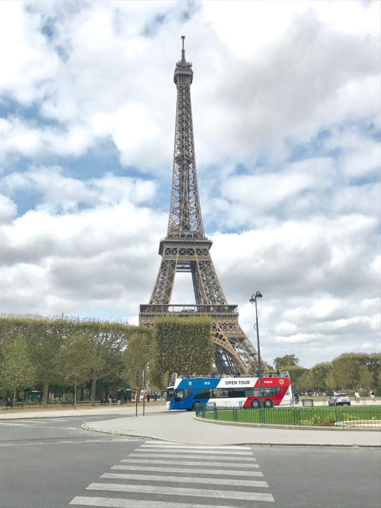 フランスの観光バスとエッフェル塔