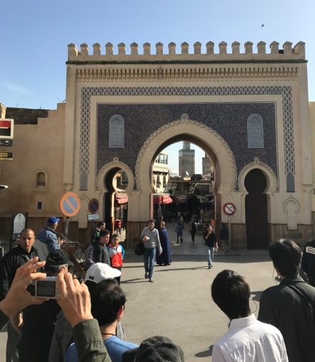 世界遺産旧市街の入口門に立つ一行。