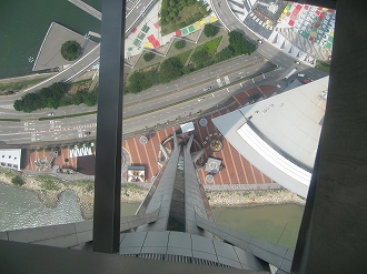 マカオタワーの５８階から下を覗く