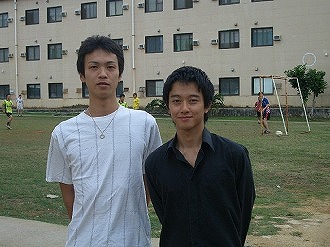 カジノディーラの上田さん(左)と齋藤さん(右)