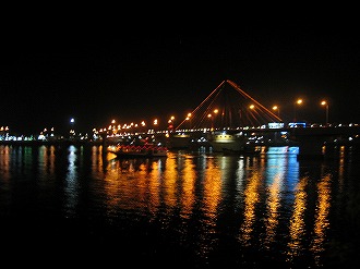 ライトアップされたハン川とハン橋　ダナン